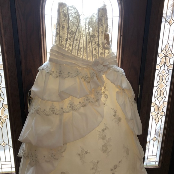 Wedding dress - Picture 14 of 16